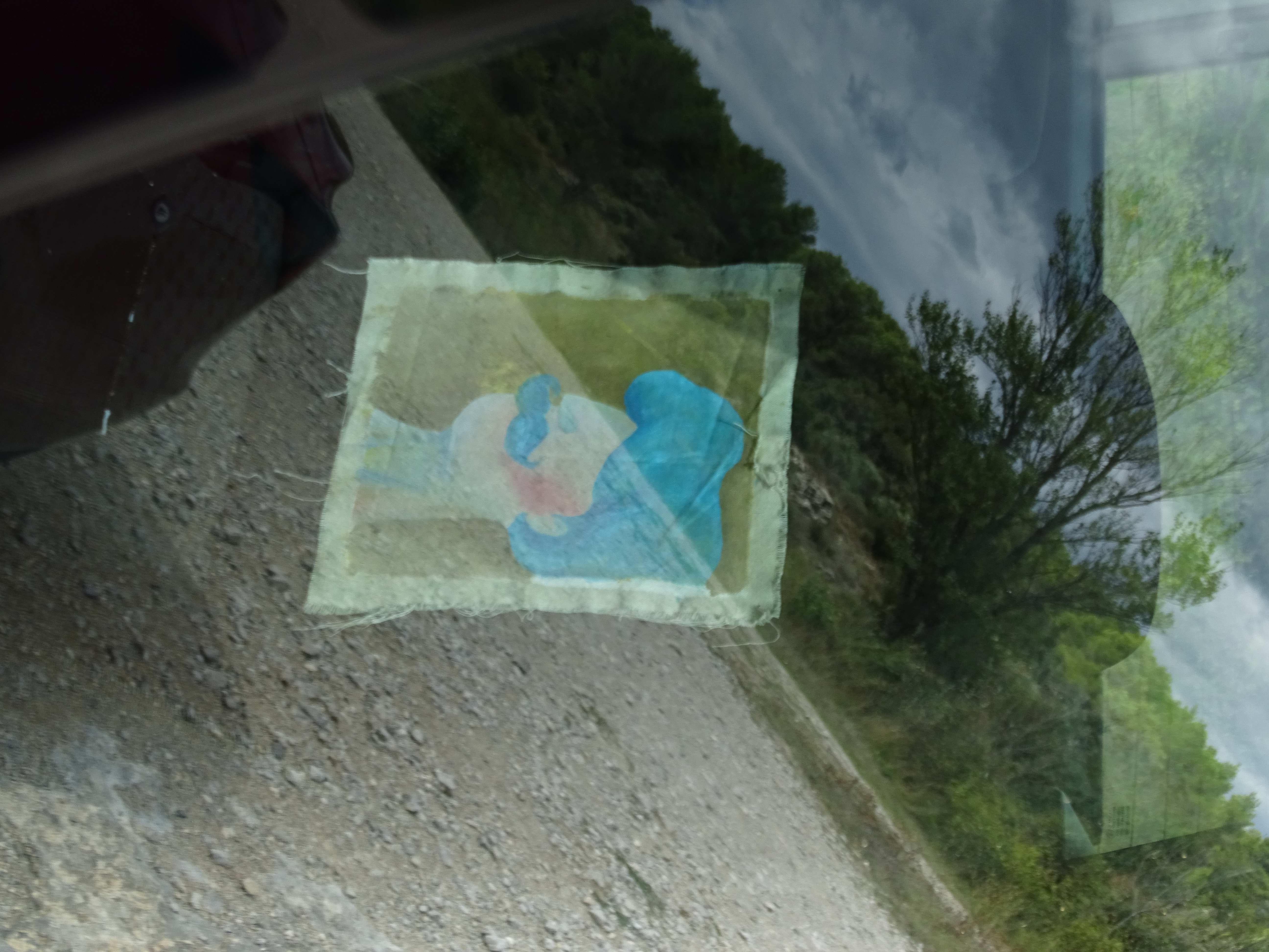 Dyptique de personnages placé sur les sièges arrière .